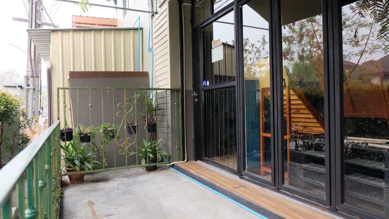 Why Not House Vandrarhem Chiang Mai Exteriör bild